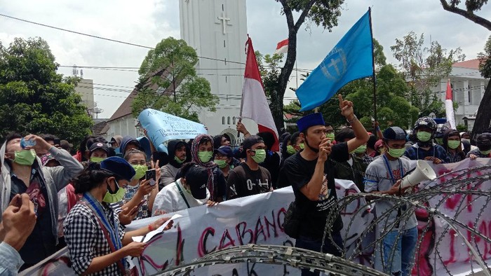 Demo tolak omnibus law Cipta Kerja di depan kantor Gubsu (Ahmad Arfah-detikcom)