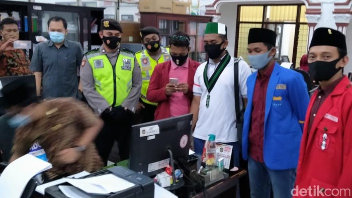 Tindak lanjut dari demo penolakan Omnibus Law telah terealisasi. DPRD Kota Blitar telah mengirimkan putusan sidang Mahkamah Peradilan Rakyat Blitar ke DPR RI.