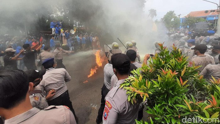 Demo Tolak Omnibus Law di Situbondo Ricuh Lagi, Tiga Orang Diamankan