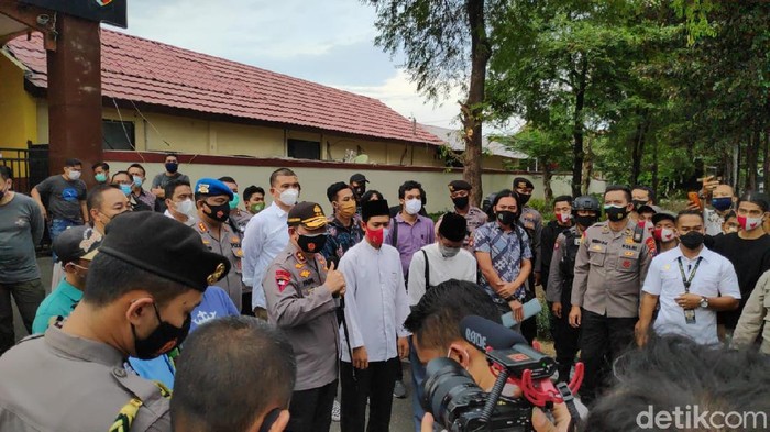 Polisi mengamankan 634 orang yang diduga melakukan perusakan fasilitas umum (fasum), dalam demo menolak Omnibus Law di Surabaya dan Malang. Setelah diperiksa, ada 14 orang yang ditetapkan jadi tersangka.
