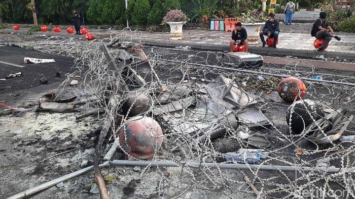 Demo menolak Omnibus Law di depan Gedung Negara Grahadi Surabaya berlangsung ricuh. Kericuhan meluas ke sejumlah titik sehingga banyak terjadi aksi perusakan.