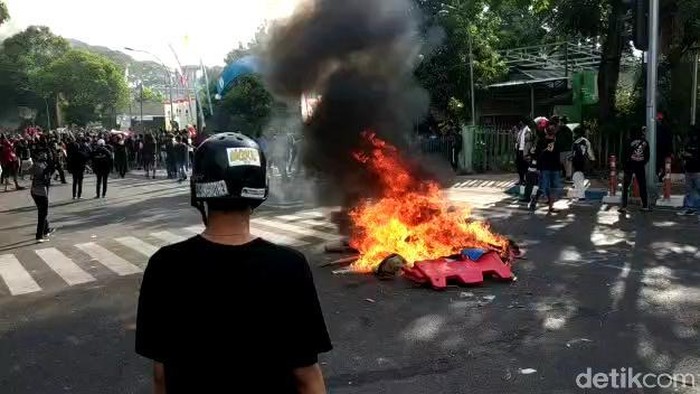 Demo Tolak UU Cipta Kerja Pasuruan Diwarnai Hujan Batu, Pos Polisi Dirusak