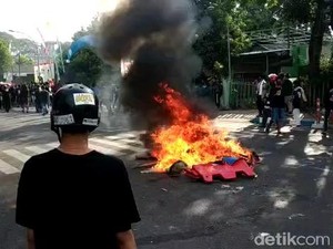 Demo Tolak UU Omnibus Law Pasuruan Diwarnai Hujan Batu, Pos Polisi Dirusak