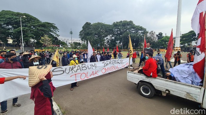 Demonstran di Sukabumi Tolak Omnibus Law