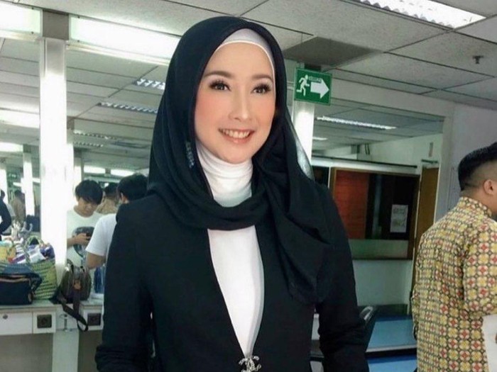 Desy Ratnasari - Usia 45 Tahun Begini Suami Yang Diidam Idaman Desy