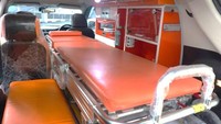 Spesifikasi yang ditawarkan ini mencakup ubahan di sektor eksterior dan interior. Di sektor eksterior, Ambulans DFSK Glory 580 bisa dilengkapi dengan LED Light Bar Oval, Sirene, Spotlight, Logo, dan tulisan standar. Sedangkan untuk interiornya terdapat pilihan Landasan Stretcher, Lampu Operasi, Tabung Oksigen, Kotak P3K, Gantungan Infus, dan berbagai kebutuhan lainnya yang dibutuhkan oleh kendaraan ambulans. Foto: Dok. DFSK