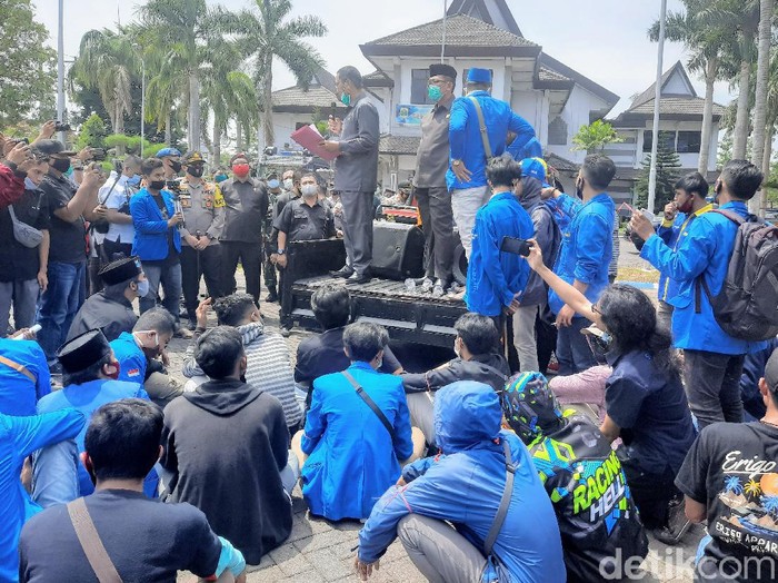 DPRD Bondowoso Temui Mahasiswa, Janji Sampaikan Aspirasi Tolak UU Cipta Kerja