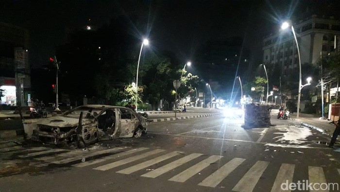 Dua mobil hangus terbakar di tengah jalan di Cikini belum dievakuasi (M Ilman N/detikcom)