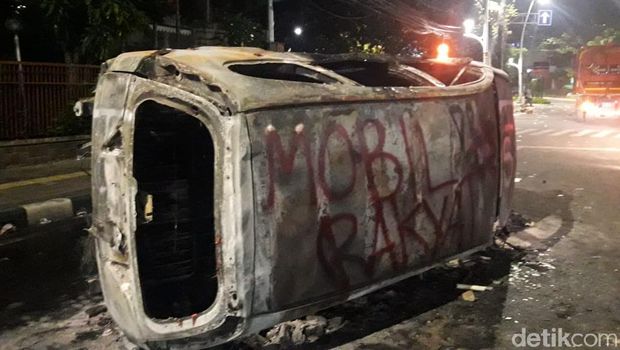 Dua mobil hangus terbakar di tengah jalan di Cikini belum dievakuasi (M Ilman N/detikcom)