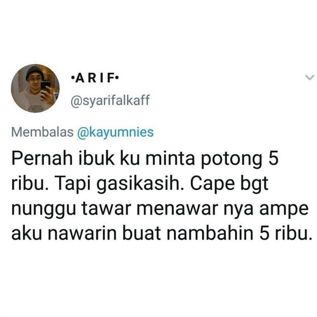 Saking capenya nungguin tawar menawar sampai anaknya yang nawarin buat nambahin nih.. Foto: Twitter/@syarifalkaf