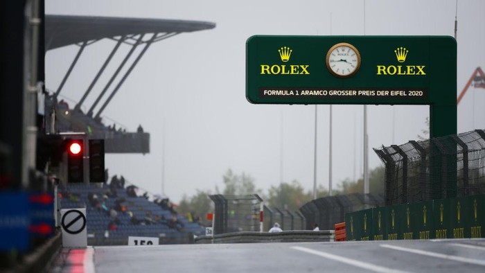NUERBURG, GERMANY - OCTOBER 09: The pitlane exit light shows red during a weather delayed FP2 during practice ahead of the F1 Eifel Grand Prix at Nuerburgring on October 09, 2020 in Nuerburg, Germany. (Photo by Peter Fox/Getty Images)