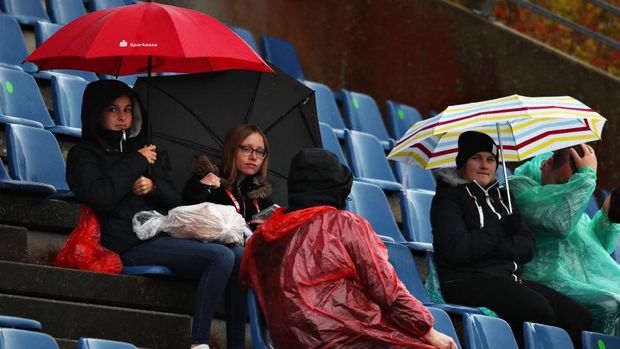 NUERBURG, GERMANY - OCTOBER 09: Fans wait for the action to start in FP2 during practice ahead of the F1 Eifel Grand Prix at Nuerburgring on October 09, 2020 in Nuerburg, Germany. (Photo by Joe Portlock/Getty Images)