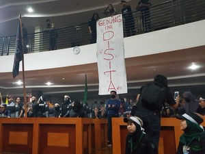 Tolak Omnibus Law, Mahasiswa Duduki Gedung DPRD Polman