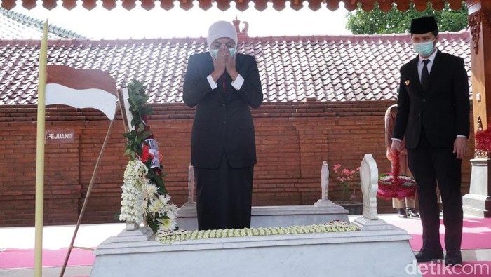 gubernur khofifah berziarah ke makam gubernur soerjo