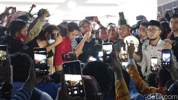 Gubernur Sumsel Herman Deru saat menemui mahasiswa.
