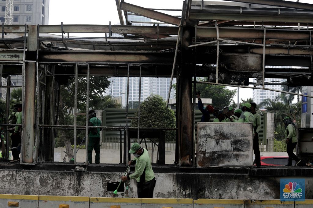 Halte Busway Bundaran HI yang hangus dibakar massa saat aksi penolakan UU Ciptakerja di Kawasan Bundaran HI Jakarta, Jumat (9/10/2020). (CNBC Indonesia/Muhammad Sabki)
