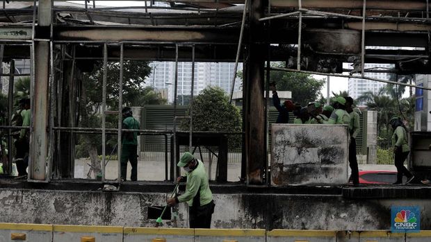 Halte Busway Bundaran HI yang hangus dibakar massa saat aksi penolakan UU Ciptakerja di Kawasan Bundaran HI Jakarta, Jumat (9/10/2020). (CNBC Indonesia/Muhammad Sabki)