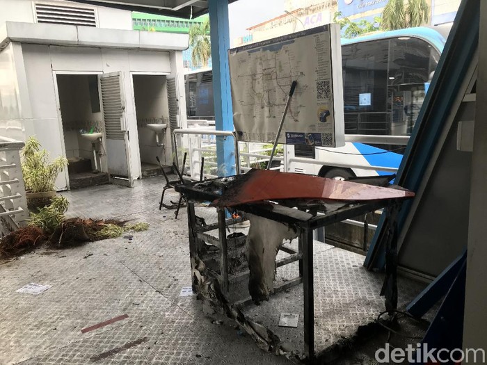 Halte Harmoni dirusak pendemo (Lisye/detikcom)