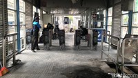 Pihak TransJakarta telah memperkirakan kerugian yang diakibatkan oleh massa aksi yang berlaku anarkis itu mencatat kerugian sekitar Rp 55 miliar, jumlah itu membengkak dari yang sebelumnya diperkirakan mencapai Rp 45 miliar. Foto: Tiara Aliya/detikcom