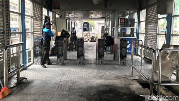 Halte Harmoni dirusak pendemo (Tiara Aliya/detikcom)