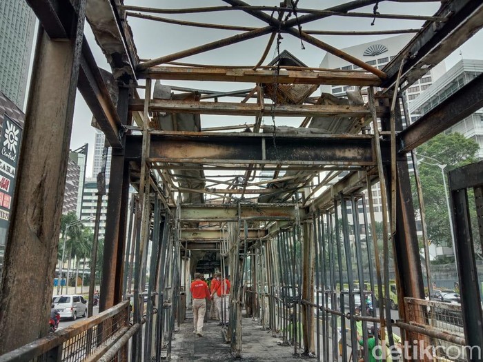 Halte TransJakarta Dirusak Massa Demo Tolak Omnibus Law