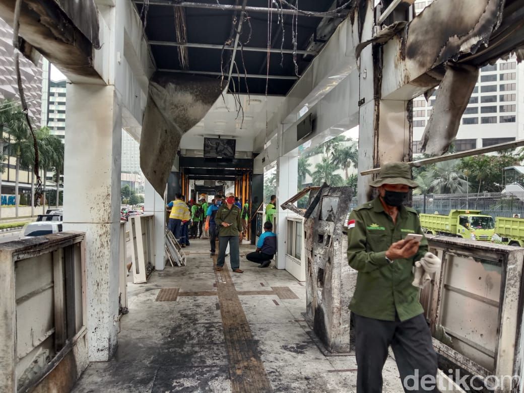 Halte TransJakarta Dirusak Massa Demo Tolak Omnibus Law