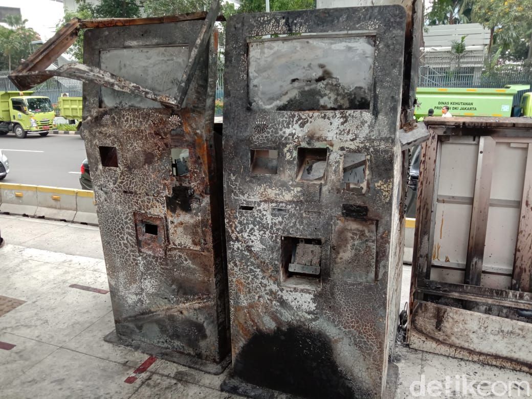 Halte TransJakarta Dirusak Massa Demo Tolak Omnibus Law
