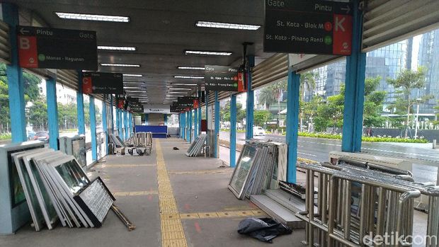 Halte TransJakarta Karet dan Dukuh Atas di Jakarta Pusat dirusak pendemo ricuh. Kerusakan ditemukan di beberapa titik (Sachril Agustin/detikcom)