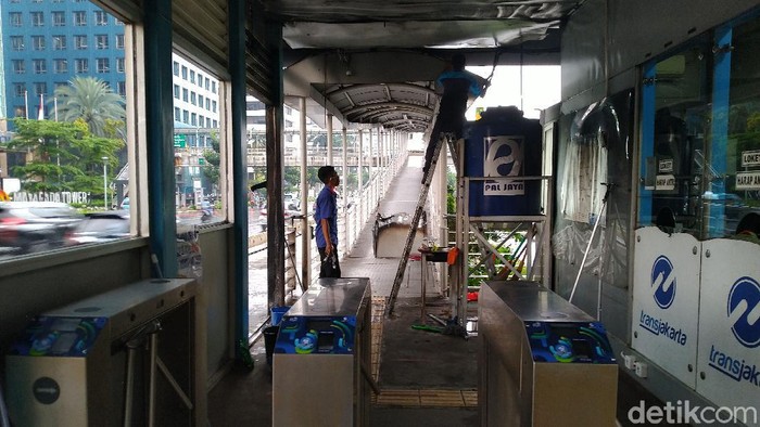 Halte TransJakarta Karet dan Dukuh Atas di Jakarta Pusat dirusak pendemo ricuh. Kerusakan ditemukan di beberapa titik (Sachril Agustin/detikcom)