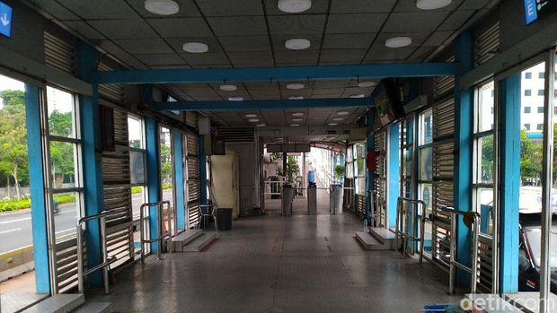 Halte TransJakarta Karet dan Dukuh Atas di Jakarta Pusat dirusak pendemo ricuh. Kerusakan ditemukan di beberapa titik (Sachril Agustin/detikcom)