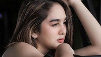 Di salah satu foto, Hana Hanifah mengomentari demonstrasi yang sedang terjadi di beberapa lokasi. Dia mengaku pusing. (Foto: dok. Instagram Hana Hanifah)