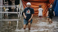 Hujan yang mengguyur kawasan Ibu Kota pada Jumat (9/10) siang membuat sejumlah area terendam banjir, salah satunya Hang Lekir.