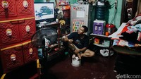 Tak sedikit rumah yang tergenang imbas hujan deras mengguyur kawasan Jakarta pada Jumat siang.