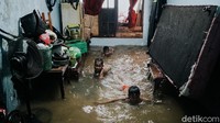 Momen banjir tersebut pun dimanfaatkan anak-anak untuk bermain air dan berenang.