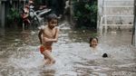Hang Lekir Kebanjiran, Anak-anak Asyik Main Air dan Berenang
