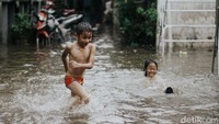 Sejumlah anak tampak asyik berenang dan bermain air di kawasan Hang Lekir, Jakarta, Jumat (9/10/2020).