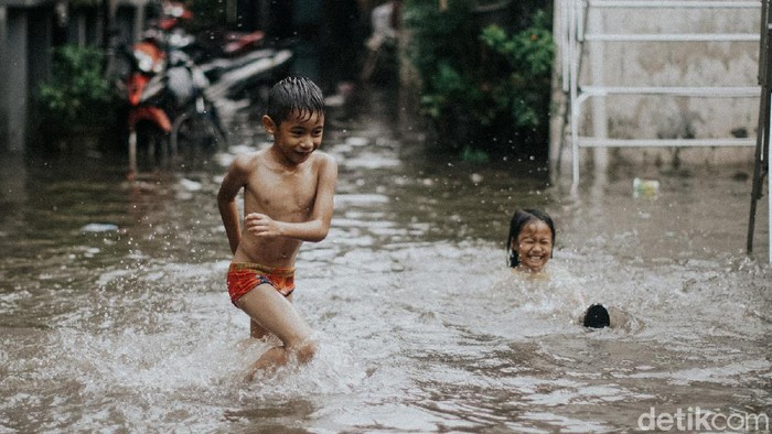 Hang Lekir Kebanjiran, Anak-anak Asyik Main Air dan Berenang Hujan lebar yang mengguyur Jakarta, Jumat (9/10) siang membuat kawasan Hang Lekir kebanjiran. Momen itu dimanfaatkan anak-anak untuk main air dan berenang.