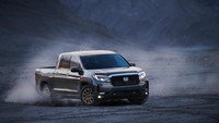 Honda Ridgeline sudah disematkan fitur canggih, tekonlogi keselamatan Honda Sensing, Collision Mitigation Braking System™ (CMBS™) with Forward Collision Warning (FCW), Lane Keeping Assist System (LKAS), Road Departure Mitigation (RDM) with Lane Departure Warning (LDW), dan Adaptive Cruise Control (ACC). Foto: Honda