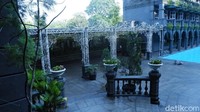 Tak jarang, pengunjung mengambil spot-spot lobby, kolam renang, balkon atau sudut hotel karena hasilnya yang instagramable dan glamour. (Siti Fatimah/detikcom)