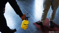 Petugas juga menyemprotkan disinfektan untuk sepatu dan barang bawaan pengunjung, kecuali makanan dan minuman. (Siti Fatimah/detikcom)