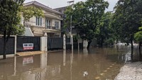 Sungai meluap setelah hujan deras mengguyur Jakarta dan sekitarnya siang tadi.