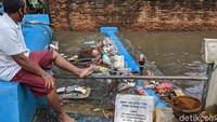 Selain itu, sampah yang menumpuk membuat aliran air tersumbat.