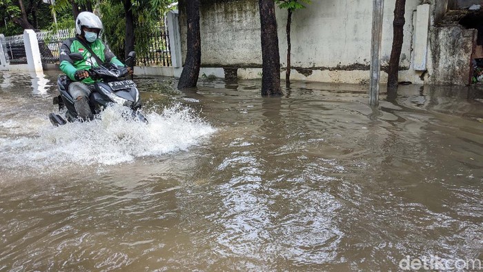 Sebuah kawasan mewah di Jl Hang Jebat, Jakarta Selatan, terendam banjir, Jumat (9/10/2020). Banjir ini disebabkan meluapnya anak sungai akibat hujan deras.
