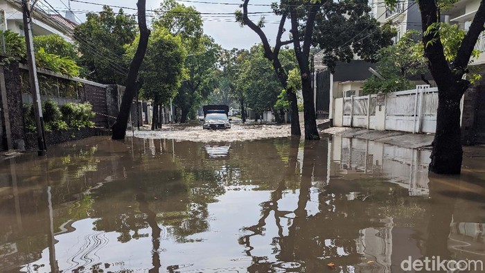 Hujan Deras, Kawasan Mewah Hang Jebat Kebanjiran Sebuah kawasan mewah di Jl Hang Jebat, Jakarta Selatan, terendam banjir, Jumat (9/10/2020). Banjir ini disebabkan meluapnya anak sungai akibat hujan deras.