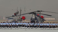 Personel Angkatan Udara India berbaris selama parade Hari Angkatan Udara di Hindon Air Force Station, New Delhi, India.  