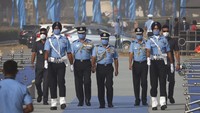 Kepala Angkatan Udara India, Marsekal RKS Bhadauria, tiba dengan menggunakan masker sebagai tindakan pencegahan virus Corona.  