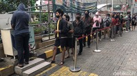 Sejumlah pengunjung yang hendak masuk ke dalam ITC Roxy Mas pun tampak berbaris menunggu antrean mencuci tangan sebelum masuk ke pusat perbelanjaan tersebut.