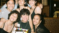 Ia sering berkumpul bersama teman untuk sekadar nongkrong atau memberikan kejutan berupa kue ulang tahun kepada temannya. Foto: Instagram @jefrinichol