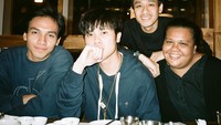 Tak hanya itu, aktor tampan tersebut juga kerap kulineran seru bersama dengan teman-temannya. Foto: Instagram @jefrinichol