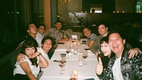 Nah, kalau yang satu ini adalah momen makan malam Jefri Nichol bersama dengan rekan sesama artis. Tampak Joe Taslim dan Chandra Liow bergabung di sana. Foto: Instagram @jefrinichol